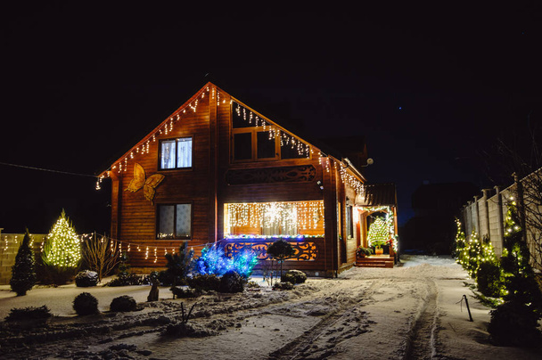 Luzes de Natal lá fora numa casa. Ruído do filme - Foto, Imagem