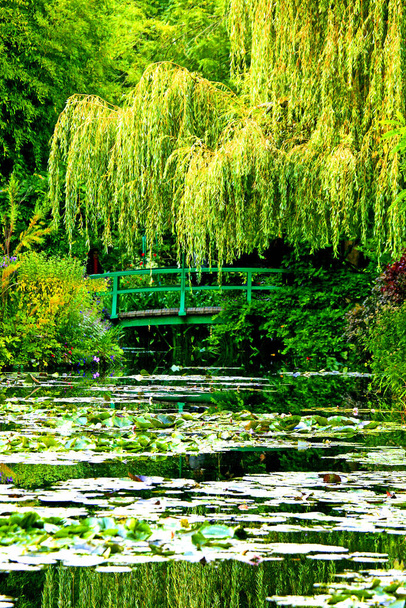 El puente verde japonés que se refleja en el estanque de lirios de agua, en el Jardín de Claude Monet de Giverny, Normandía, Francia - Foto, imagen