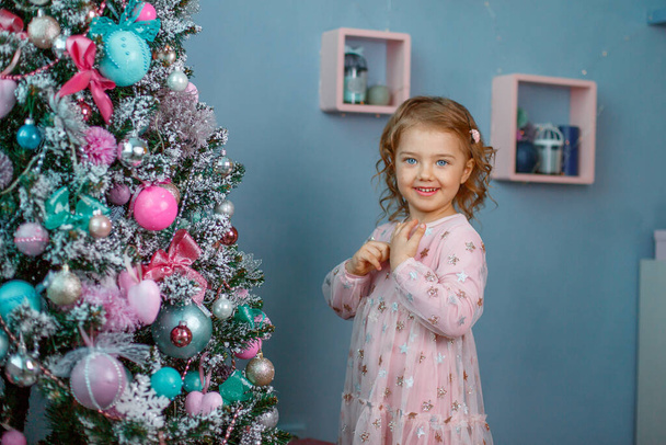 niña decoración árbol de Navidad - Foto, imagen
