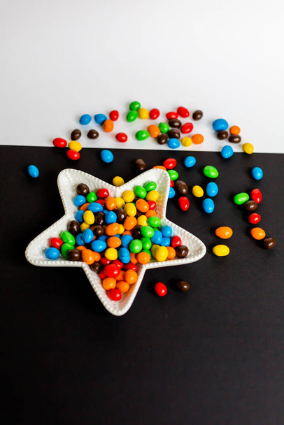 Beyaz arkaplanda renkli m & m şekerleri - Fotoğraf, Görsel