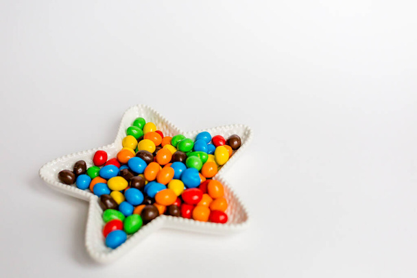 красочные конфеты м & м на белом фоне - Фото, изображение