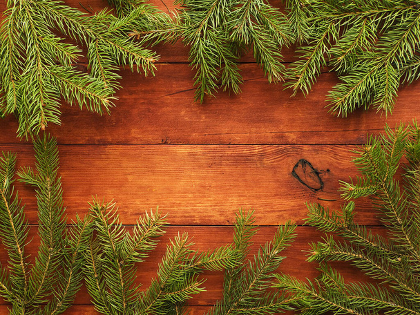 Sfondo natalizio rami di pino su legno. Dof poco profondo. - Foto, immagini