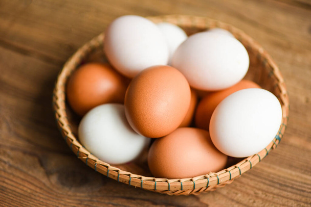Uova di pollo e uova d'anatra raccolgono da prodotti agricoli naturali in un concetto di alimentazione sana cesto, Uova fresche - Foto, immagini