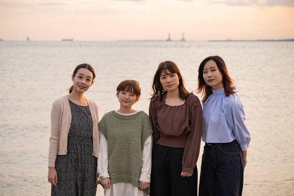 4 азіатських молодих жінок, які збираються зробити пам'ятне фото
 - Фото, зображення