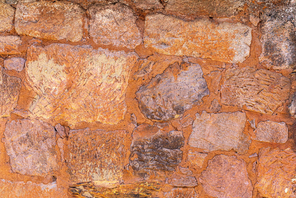 皮をむいたレンガの壁、粘土レンガと古いテクスチャ - 写真・画像