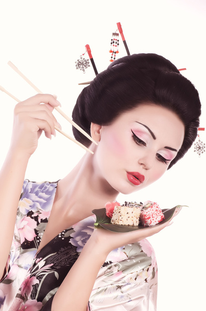 Japanse vrouw met sushi - Foto, afbeelding
