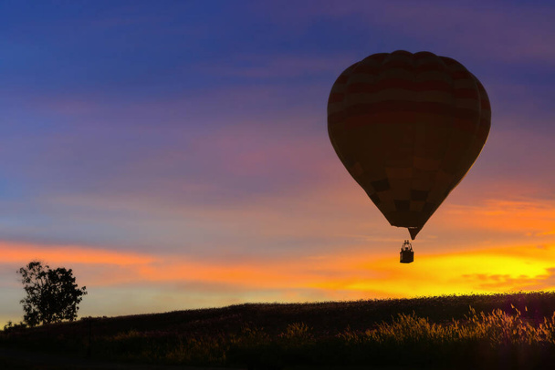 Horkovzdušný balón letí při západu slunce. - Fotografie, Obrázek