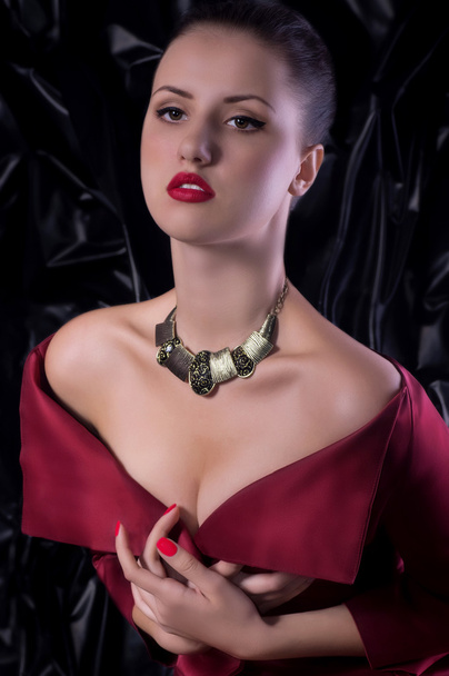 Mujer con collar de joyas
 - Foto, imagen