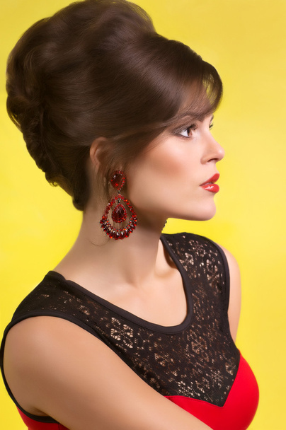 mode vrouw met oorbellen - Foto, afbeelding