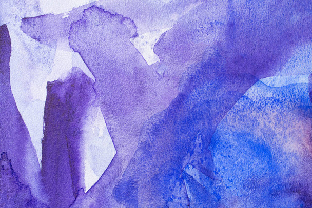 要旨ぬれた紙に手描きの青紫色の水彩画の背景、創造的な壁紙やデザインアートワークのためのテクスチャ. - 写真・画像