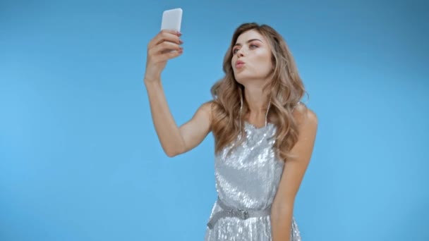 Frau im Kleid macht Selfie mit Smartphone  - Filmmaterial, Video