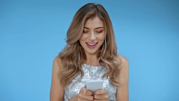 Iloinen nainen käyttää älypuhelinta eristetty sininen  - Materiaali, video