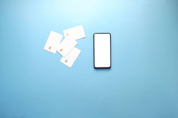 Musta perjantai myynti Concept älypuhelimella, luottokortit sinisellä - Valokuva, kuva