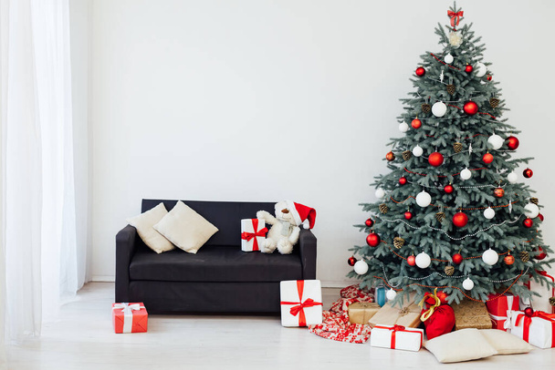 クリスマスツリーギフト白の装飾新年のポストカードと - 写真・画像