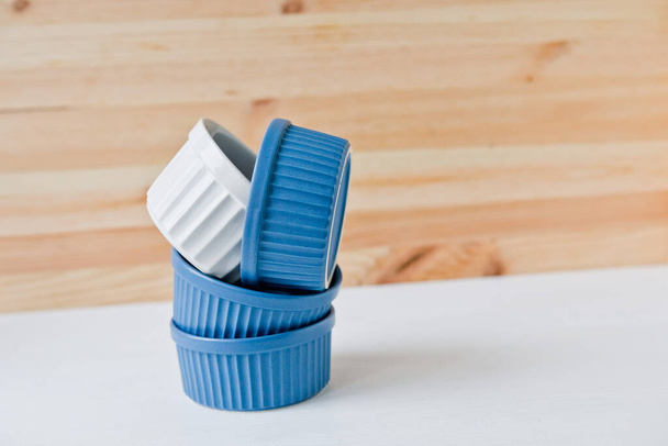 Keramikgeschirr und blaues Handtuch - Foto, Bild