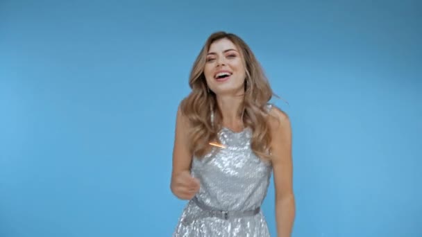 Vrolijke vrouw dansen met sterretjes geïsoleerd op blauw  - Video