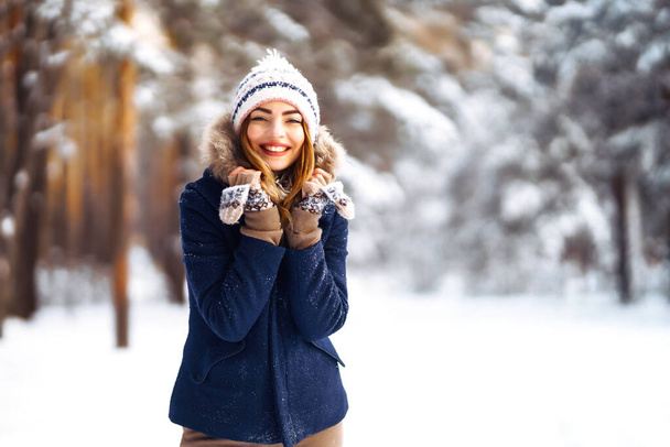 Portrait of Beautiful woman enjoys winter, frosty day. Fashion young woman in the snow forest. Winter holidays. - Foto, Imagem