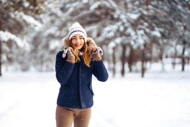 Portrait of Beautiful woman enjoys winter, frosty day. Fashion young woman in the snow forest. Winter holidays. - Foto, imagen