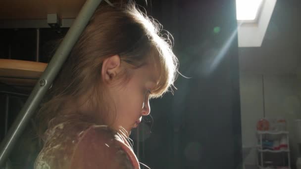 Kislány Háttérvilágítás Közelkép - Felvétel, videó