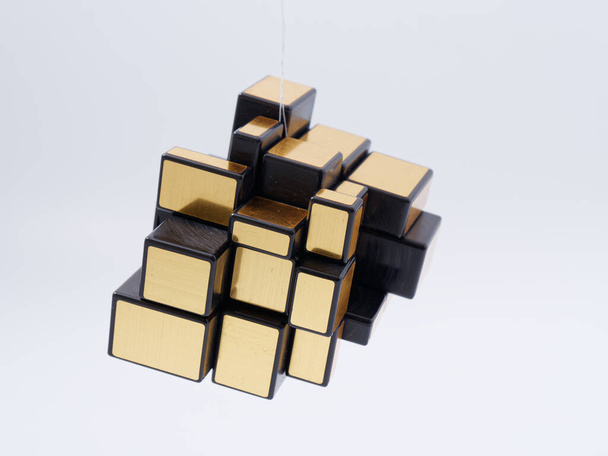 Cubes 3d de différentes tailles dans une pyramide sur un fond blanc 2020 - Photo, image