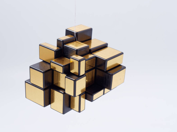 Cubes 3d de différentes tailles dans une pyramide sur un fond blanc 2020 - Photo, image
