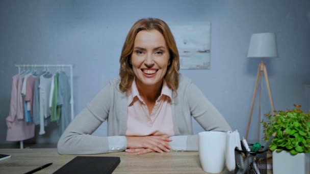 onnellinen nainen saada yllättynyt puhuessaan aikana skype soittaa olohuoneessa - Materiaali, video