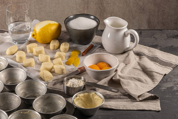 Składniki do domowego pieczenia portugalskich placków jajecznych - mąka, mleko, woda, jajko, cukier, cytryna, cynamon, ciasto i ciasto patelni. Tradycyjny portugalski deser pastel de nata - Zdjęcie, obraz