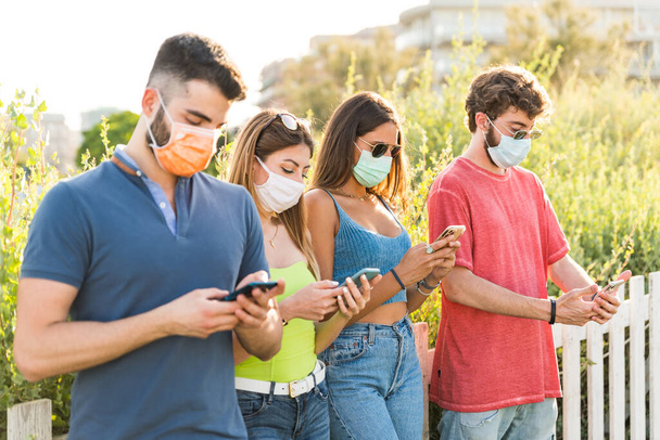 Grupa przyjaciół robi sobie selfie w parku w maskach medycznych do ochrony - Conceptual Coronavirus virus kwarantanna - Kopiuj przestrzeń - Wielorasowe osoby bawiące się razem - Zdjęcie, obraz