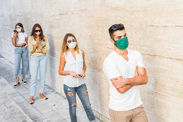Люди, стоящие в очереди на пандемию коронавируса - COVID-19 безопасная практика социального дистанцирования. Карантин Расширенная очередь - Предел толпы - меры социальной дистанцированности во время пандемии COVID-19 - Фото, изображение