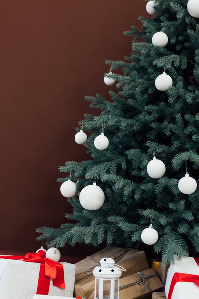 プレゼントの装飾付きクリスマスツリー大晦日の冬の背景2021 2022 - 写真・画像