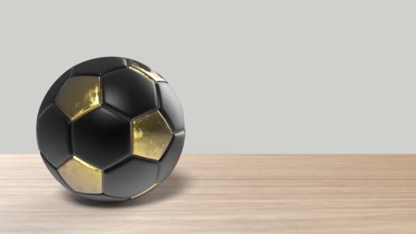 Pallone da calcio realistico giallo oro che gira al centro sul tavolo in legno. Filmato di un pallone da calcio rotante isolato per l'editing video. Copyspace per il tuo testo. Fai finta di niente, obiettivo della squadra sportiva. render 3d - Filmati, video