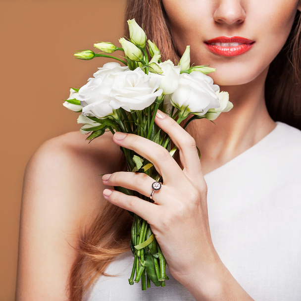 Fashion Beauty Model Girl with Flowers  - Foto, Imagen