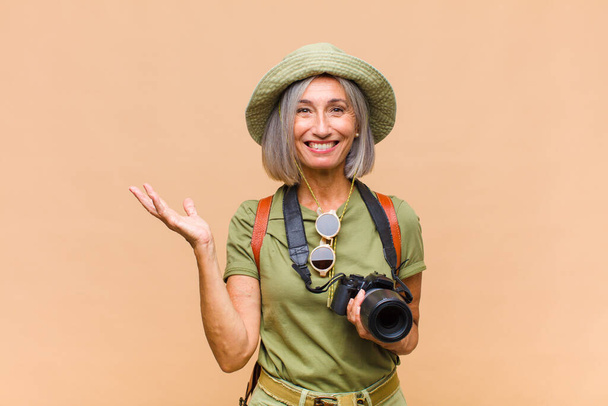 kobieta w średnim wieku czuje się szczęśliwa, zaskoczona i radosna, uśmiecha się z pozytywnym nastawieniem, realizując rozwiązanie lub pomysł - Zdjęcie, obraz
