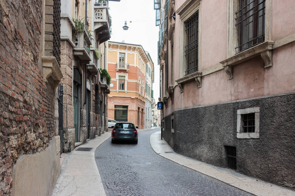 Verona, Itália - 27 de setembro de 2015: ruas tranquilas da cidade velha de Verona. Piazzetta Serego rua em Verona, Itália - Foto, Imagem