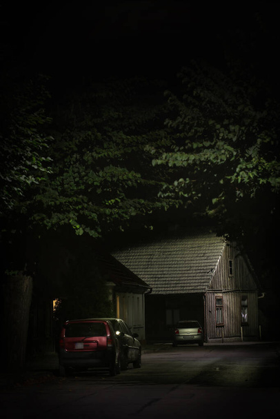Régi faház kivilágítva a sötét csendes és üres utca végén - Fotó, kép
