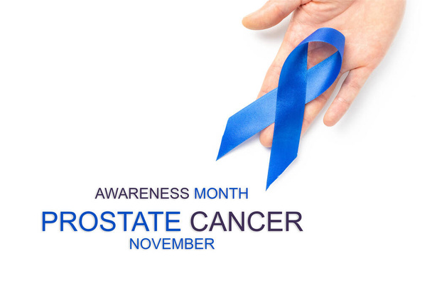 Modrá stuha. Informovanost rakovina prostaty u mužů zdraví v listopadu. Modrá stuha v rukou izolovaných na bílém pozadí. Symbol onkologie postiženého muže. Kopírovat prostor - Fotografie, Obrázek