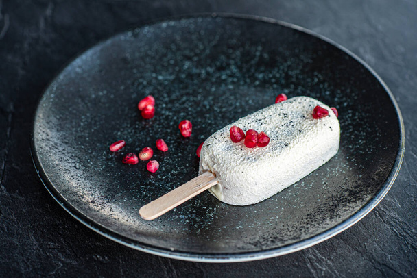 ice cream with pomegranate and white chocolate - Zdjęcie, obraz