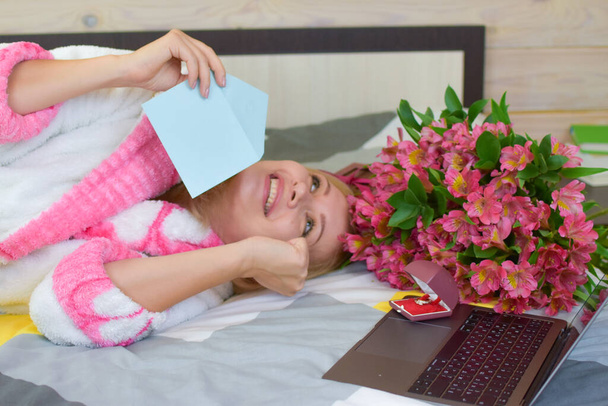 happy beautiful woman reads a love letter. girl reads note from her beloved boyfriend. - Foto, afbeelding
