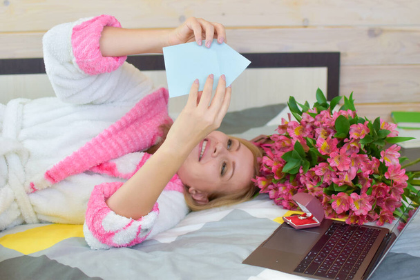 happy beautiful woman reads a love letter. girl reads note from her beloved boyfriend. - Zdjęcie, obraz