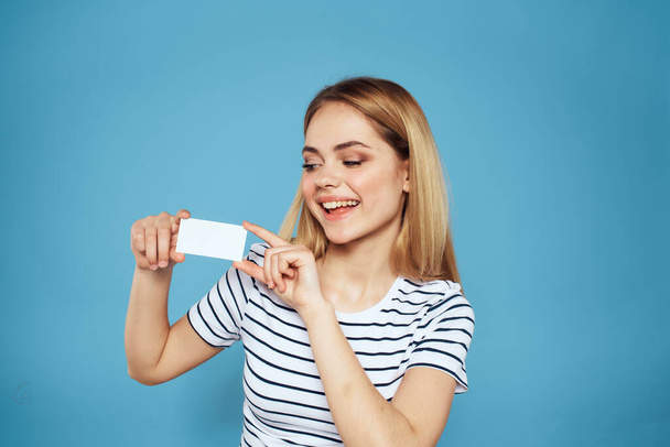 Γυναίκα κρατώντας συναισθήματα επαγγελματική κάρτα περικοπεί μπλε φόντο - Φωτογραφία, εικόνα