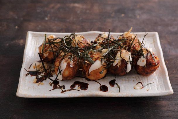 Takoyaki απομονώνονται σε ξύλο φόντο ιαπωνική τροφίμων - Φωτογραφία, εικόνα