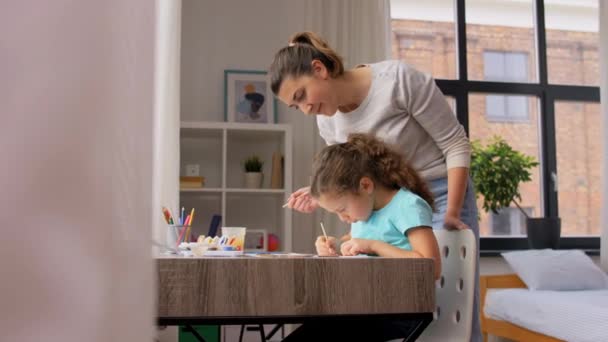 mother with little daughter drawing at home - Video, Çekim