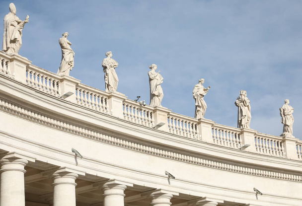 particolare delle statue sopra il colonnato di piazza San Pietro nella città vaticana - Foto, immagini