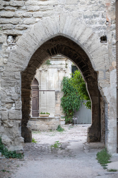 Ortaçağ 'da eski binalar ve dar sokaklar Villeneuve les Avignon yazın, Fransa' da turizm - Fotoğraf, Görsel