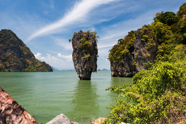 Vue aérienne panoramique de l'île James Bond ou khao Tapoo, célèbre film historique de Man with Golden Gun à la baie d'Ao Phang Nga, en Thaïlande. Destination de voyage célèbre du sud thaïlandais en été. - Photo, image