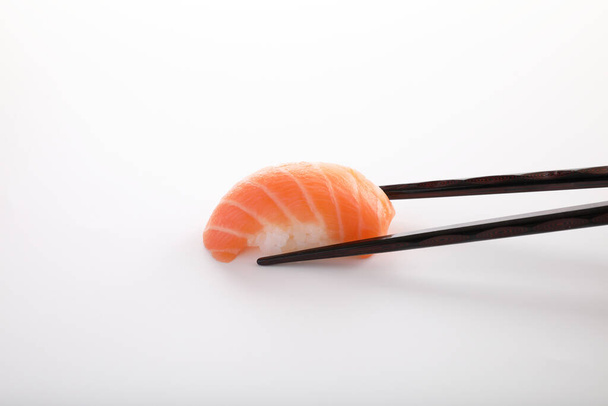 Sushi au saumon Sushi au saké Nourriture japonaise isolée en fond blanc - Photo, image
