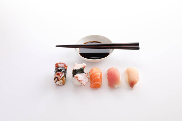 寿司ミックス日本料理寿司鮭まぐろタコウナギとシーバス｜日本の郷土料理白を背景に孤立 - 写真・画像