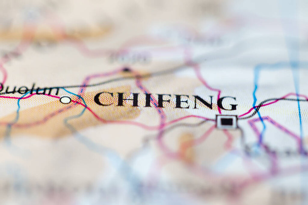 Niedrige Schärfentiefe Fokus auf geografische Kartenlage von Chifeng China Asien Kontinent auf Atlas - Foto, Bild