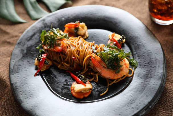 Espaguetis picante con camarones, comida fusión tailandesa - Foto, Imagen