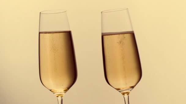 Twee champagneglazen. - Video